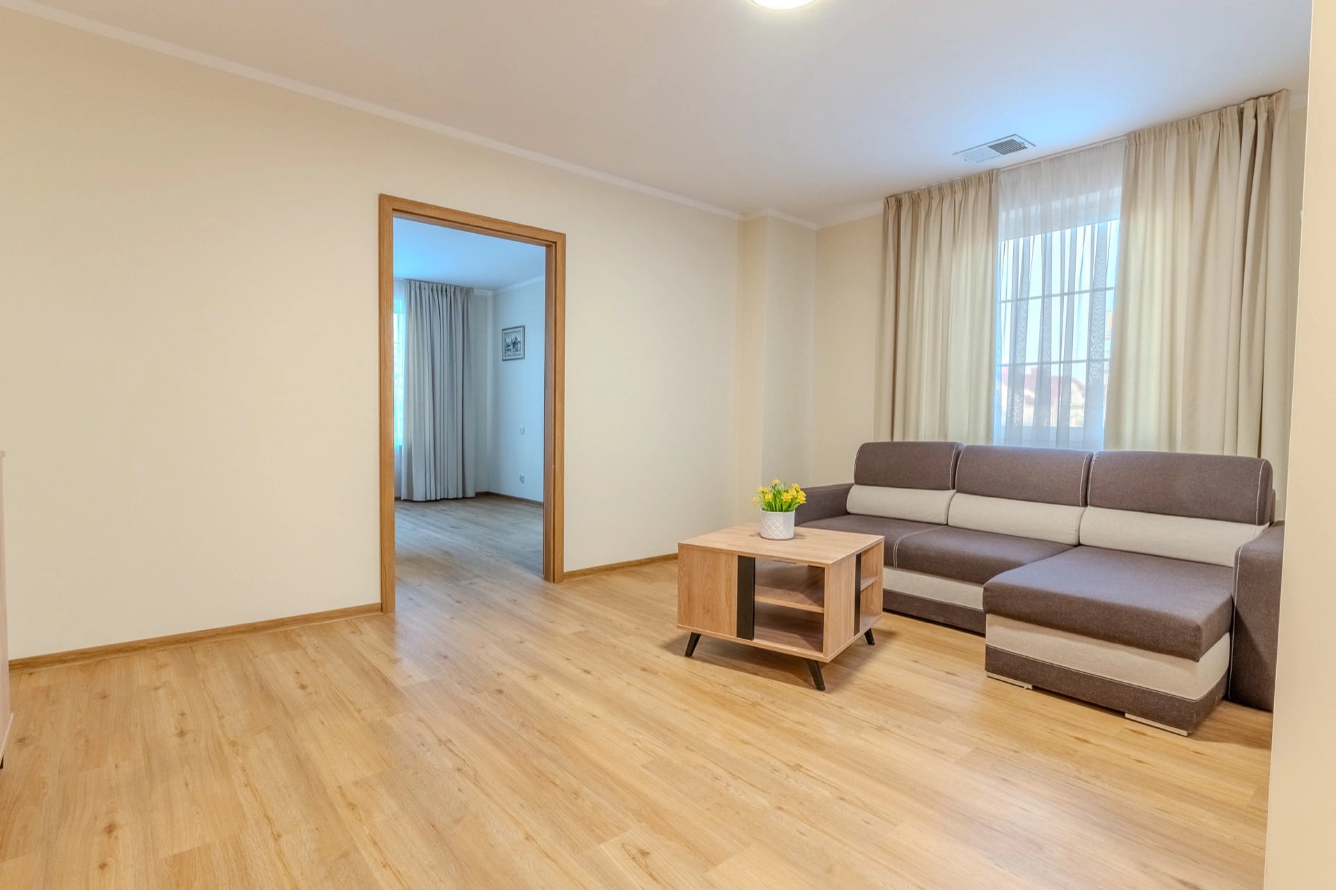 Apartament dla pary, salon z przejściem do sypialni
