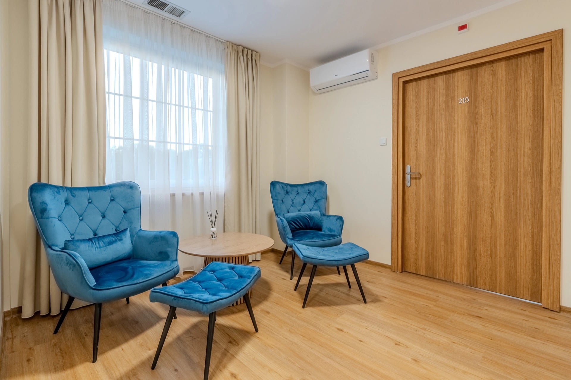 Kącik wypoczynkowy z fotelami