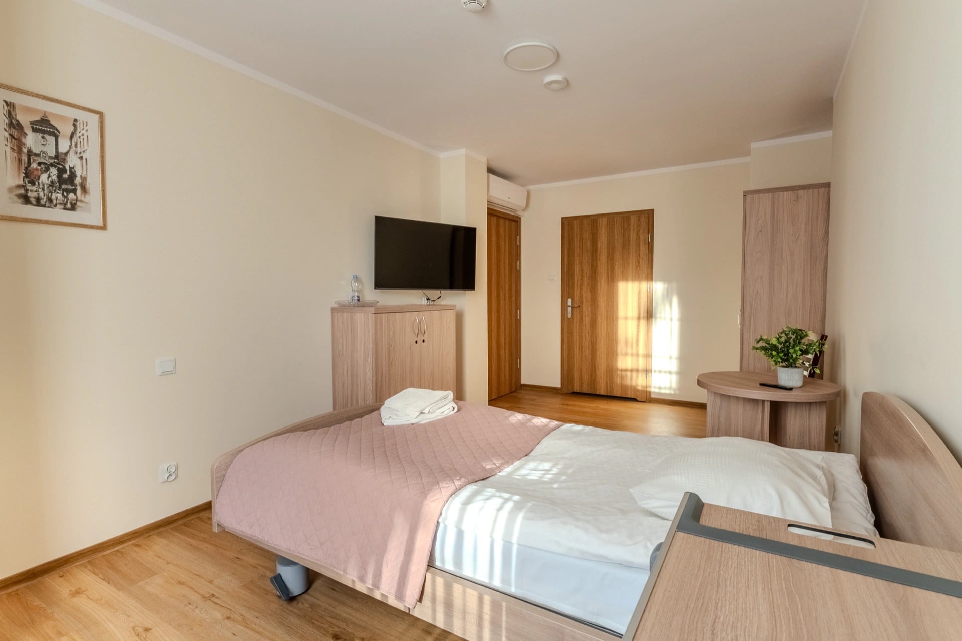 Pokój z przygotowaną pościelą i ręcznikami